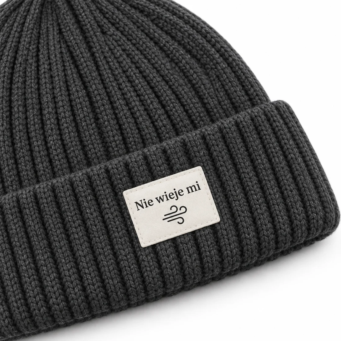 Czapka beanie Nie wieje mi — zbliżenie nadruku lub haftu