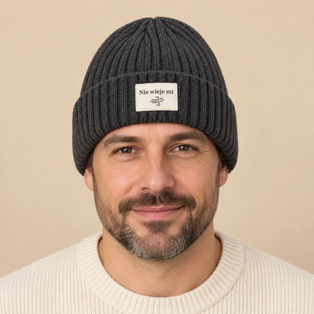 Czapka beanie Nie wieje mi — wizualizacja na modelu