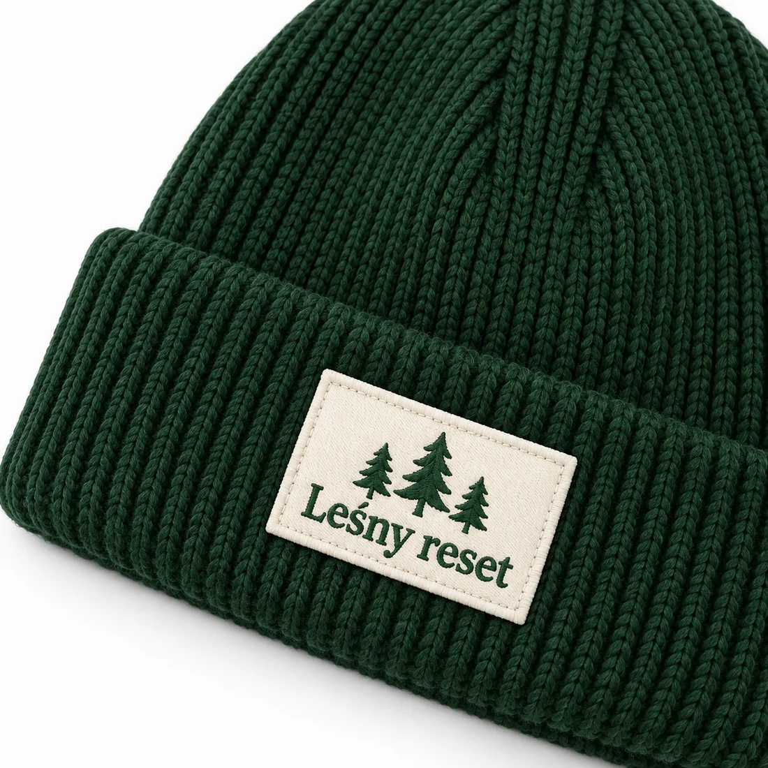 Czapka beanie Leśny reset — zbliżenie nadruku lub haftu