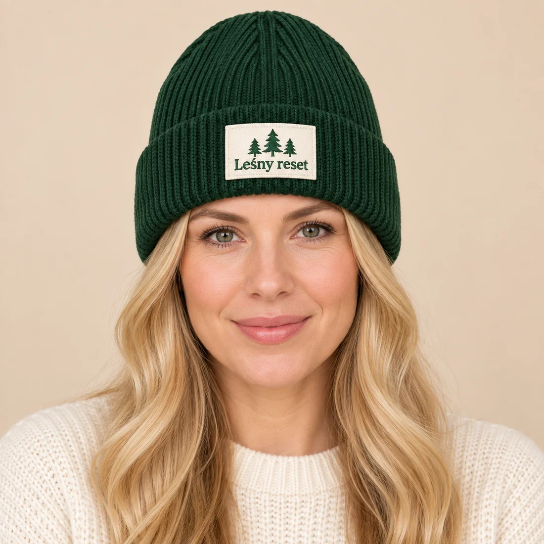 Czapka beanie Leśny reset — wizualizacja na modelu