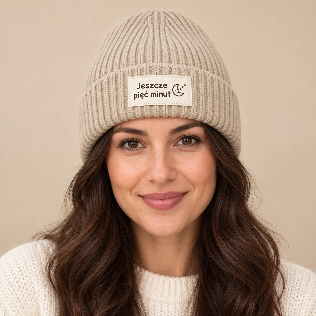Czapka beanie Jeszcze pięć minut — wizualizacja na modelu