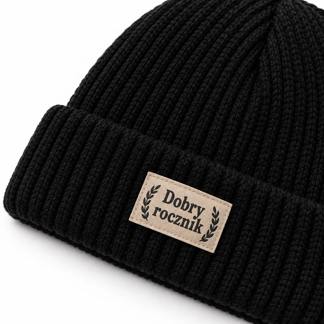 Czapka beanie Dobry rocznik — zbliżenie nadruku lub haftu