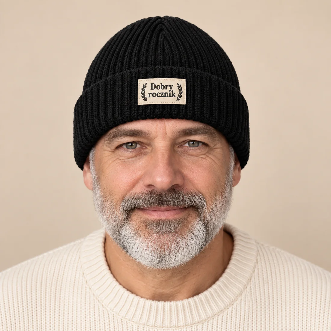 Czapka beanie Dobry rocznik — wizualizacja na modelu