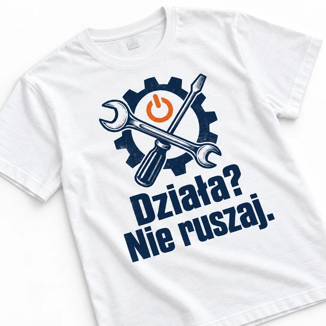 Koszulka męska Działa? Nie ruszaj. — zbliżenie nadruku lub haftu