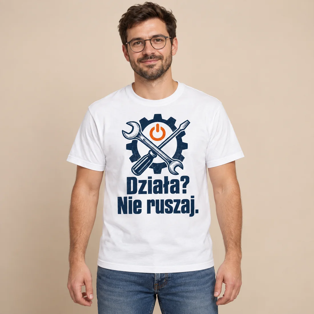 Koszulka męska Działa? Nie ruszaj. — wizualizacja na modelu